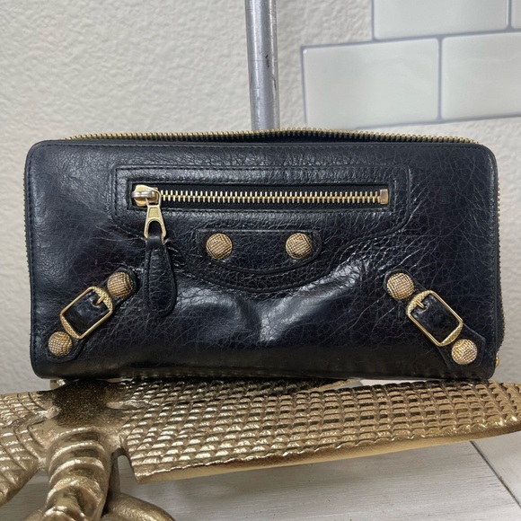 Authentic BALENCIAGA
Black Lambskin Leather wallet - Picture 1 of 11